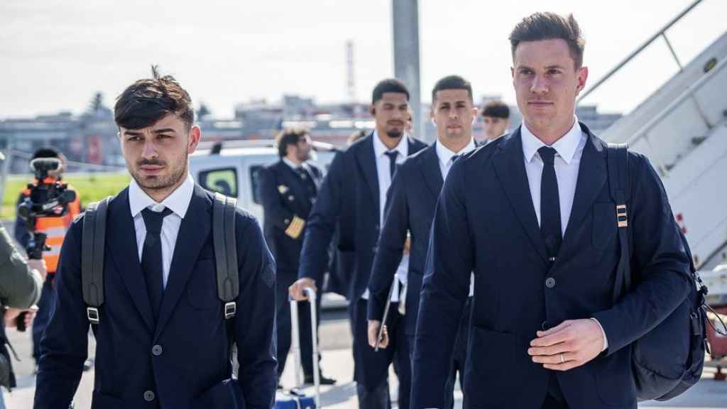 Pedri y Ter Stegen, en la expedición del Barça rumbo a Nápoles