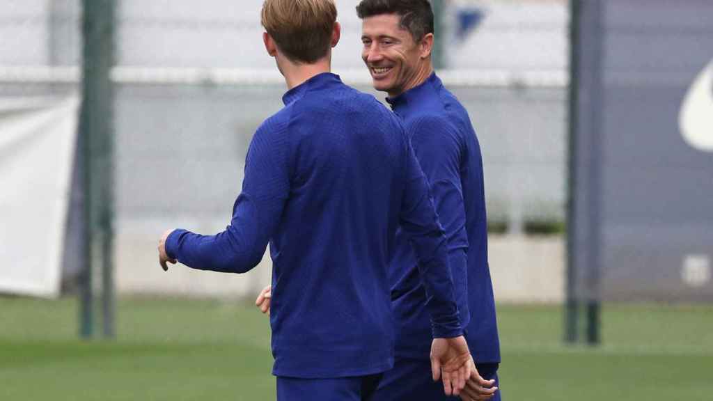 Frenkie de Jong y Robert Lewandowski saliendo a entrenar en la Ciutat Esportiva Joan Gamper