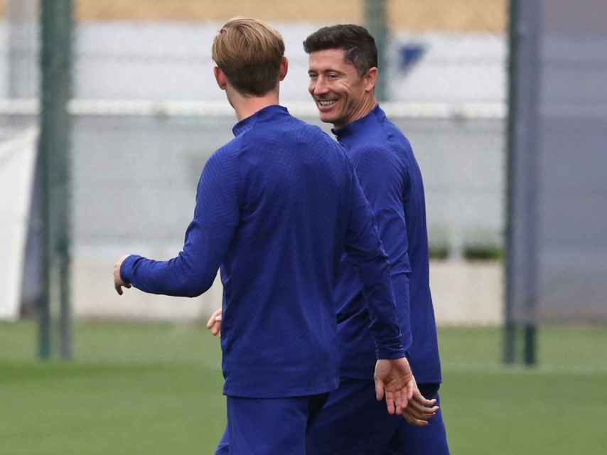 Frenkie de Jong y Robert Lewandowski saliendo a entrenar en la Ciutat Esportiva Joan Gamper