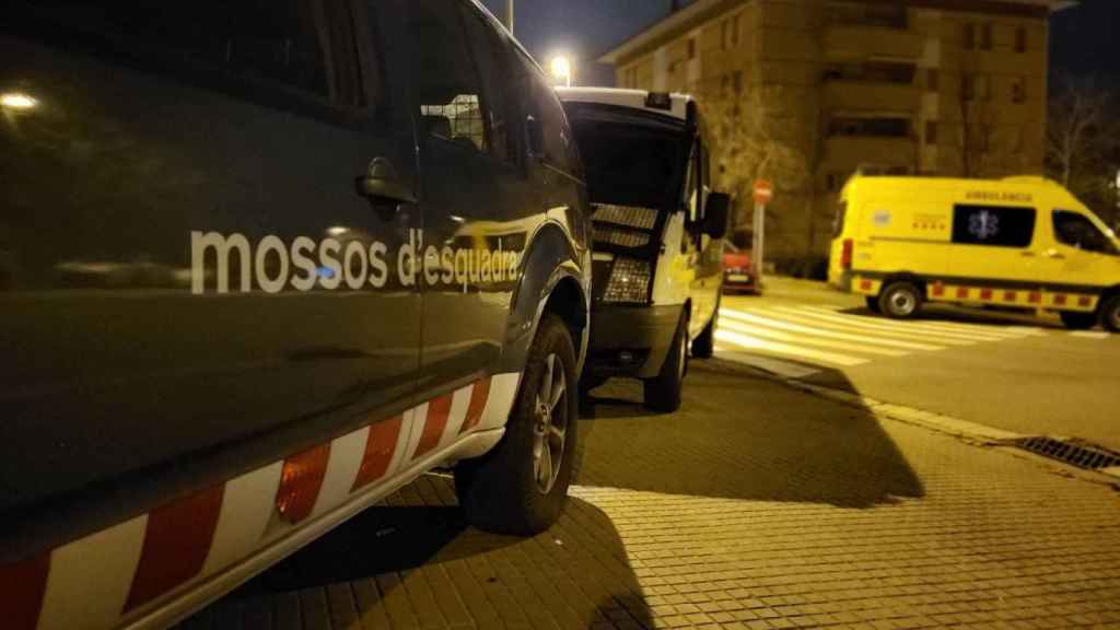 Furgonetas de Mossos d'Esquadra frente a uno de los domicilios registrados este martes