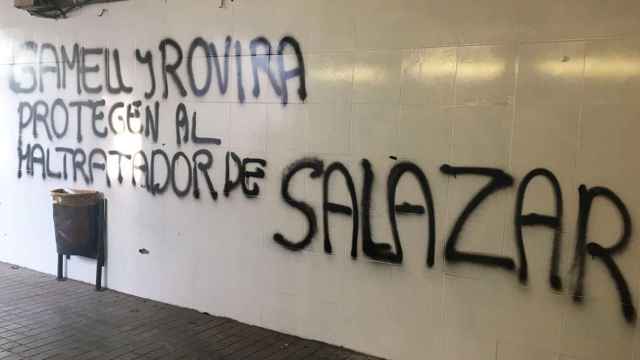 Uno de los grafitis contra Ramon Salazar, exgerente del ICO, frente al hospital