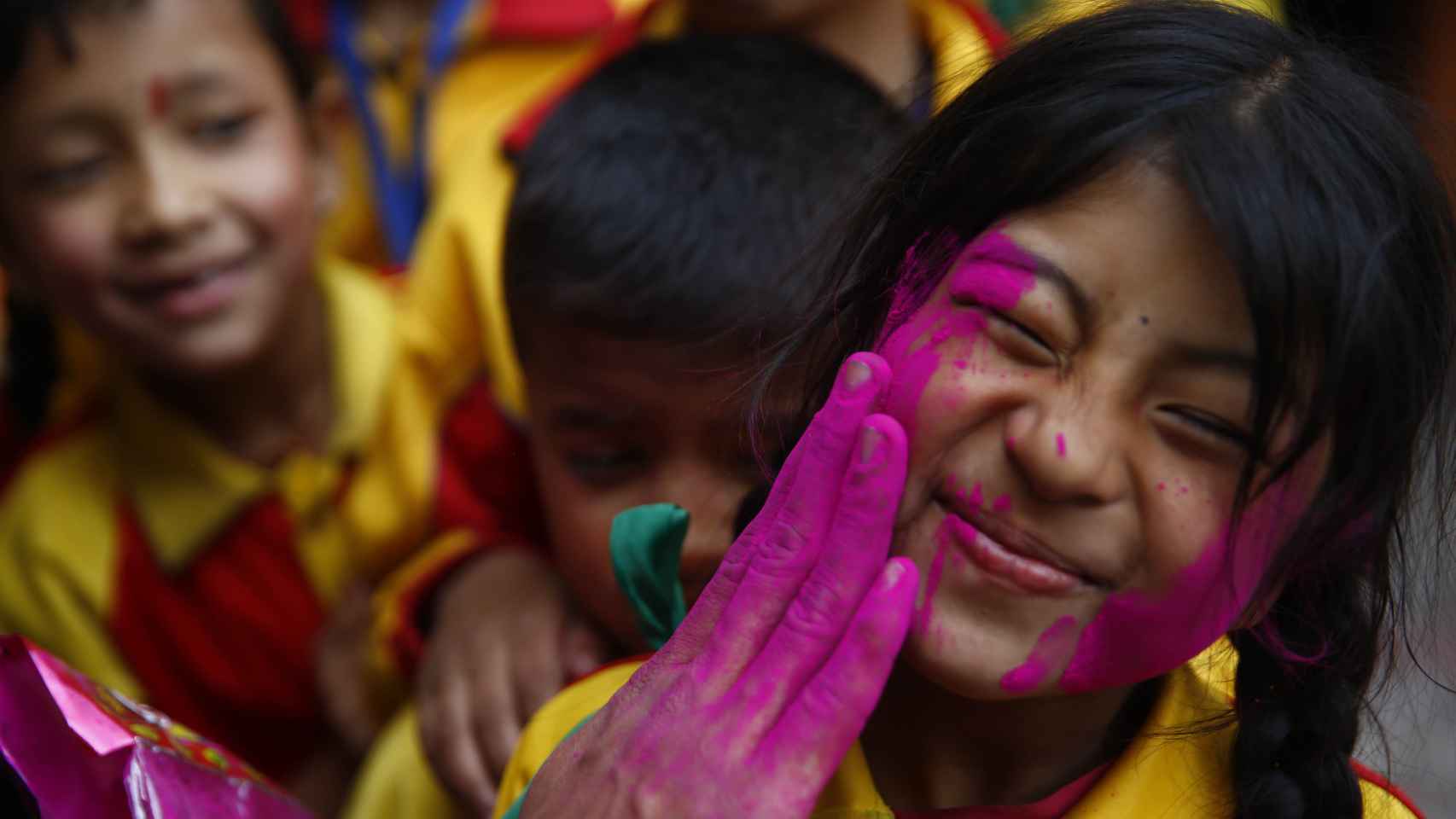 Festival 'Holi' en un colegio nepalí