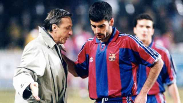 Johan Cruyff y Pep Guardiola mantienen una conversación táctica