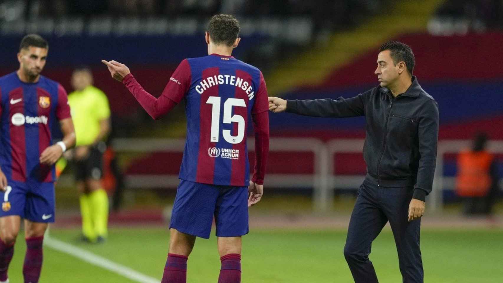 Christensen recibe indicaciones de Xavi en un partido en Montjuïc