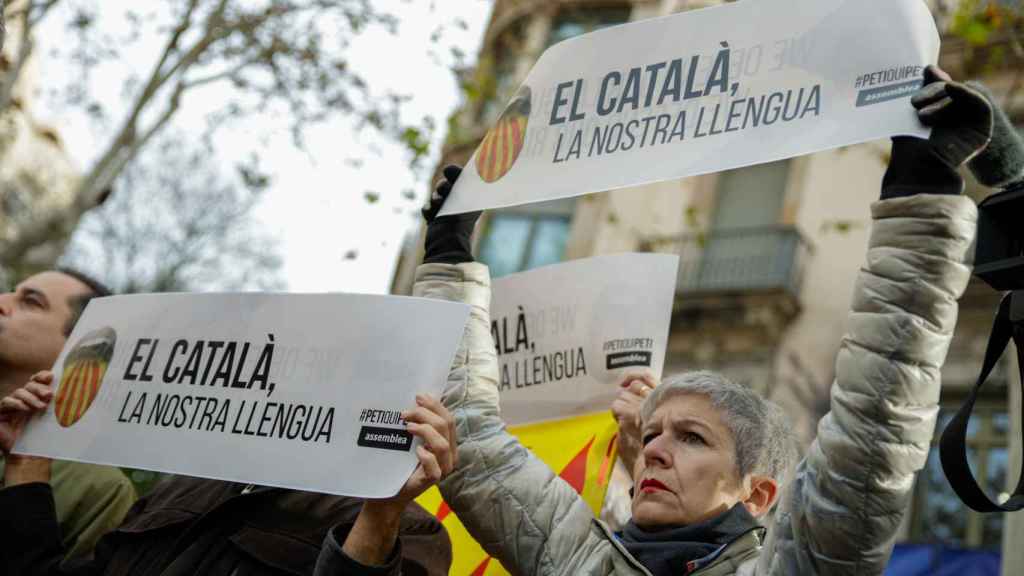 Varias personas protestan durante una concentración en la jornada de clausura de la misión de la Eurocámara, a 20 de diciembre de 2023, en Barcelona