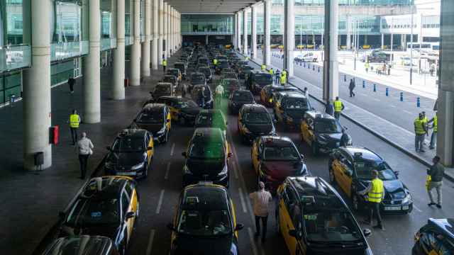Taxis aparcados durante una concentración en la T1 del aeropuerto de Barcelona, a 17 de abril de 2023, en Barcelona.