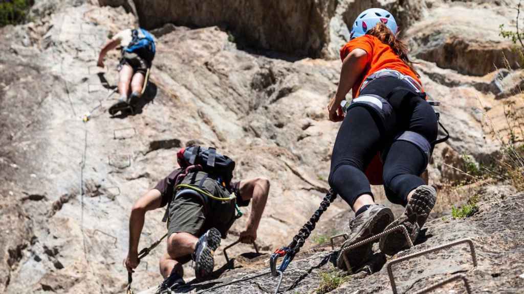 Varias personas en una vía ferrata