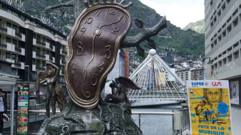 Detalle de una calle andorrana con un monumento a Dalí