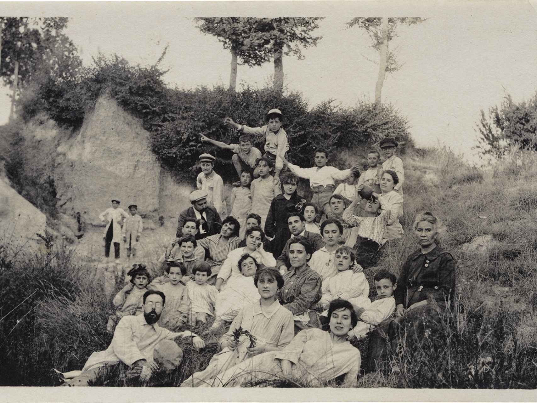 Retrato de grupo del Ateneu Igualadí de la Classe Obrera en La Llacuna en la década de 1920