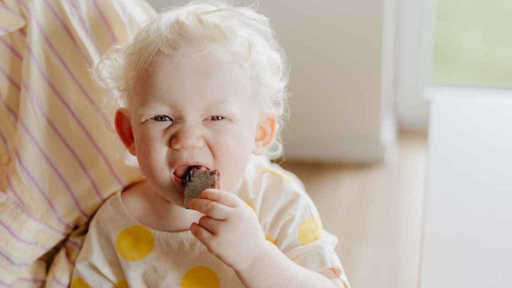 Un bebé comiendo