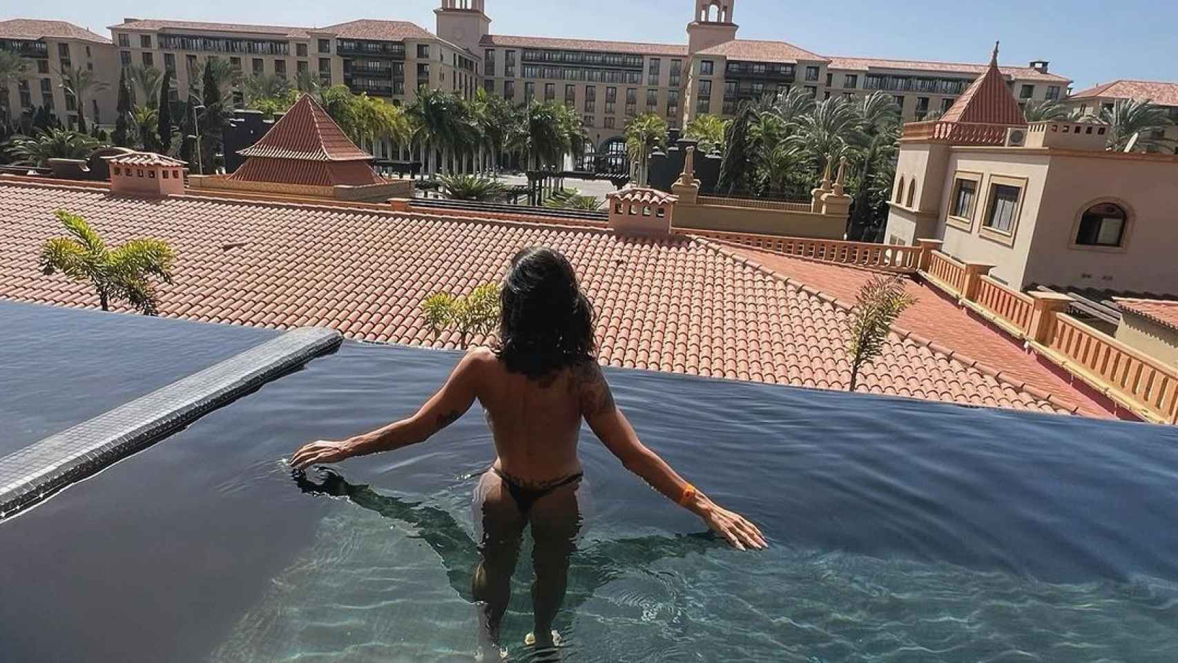 Lorena Castell disfruta de las vistas en una piscina