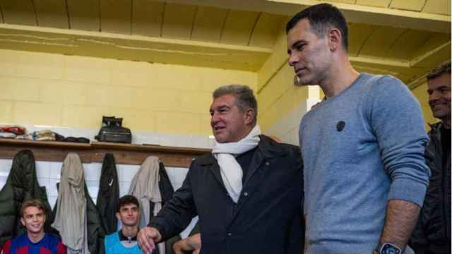 Laporta, junto a Rafa Márquez, en el vestuario con los jugadores del Barça B