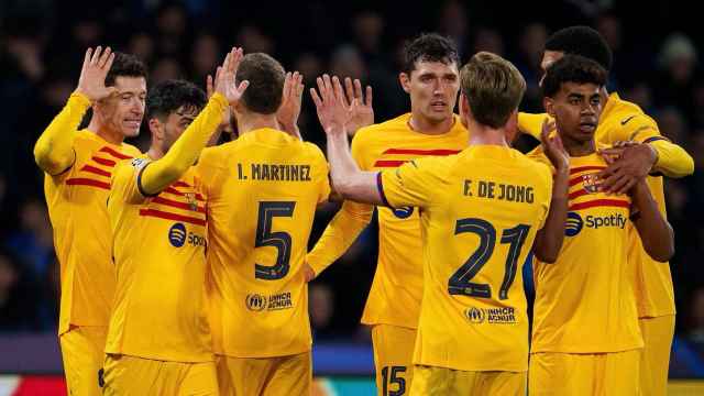 Los jugadores del Barça celebran el gol de Lewandowski en Nápoles