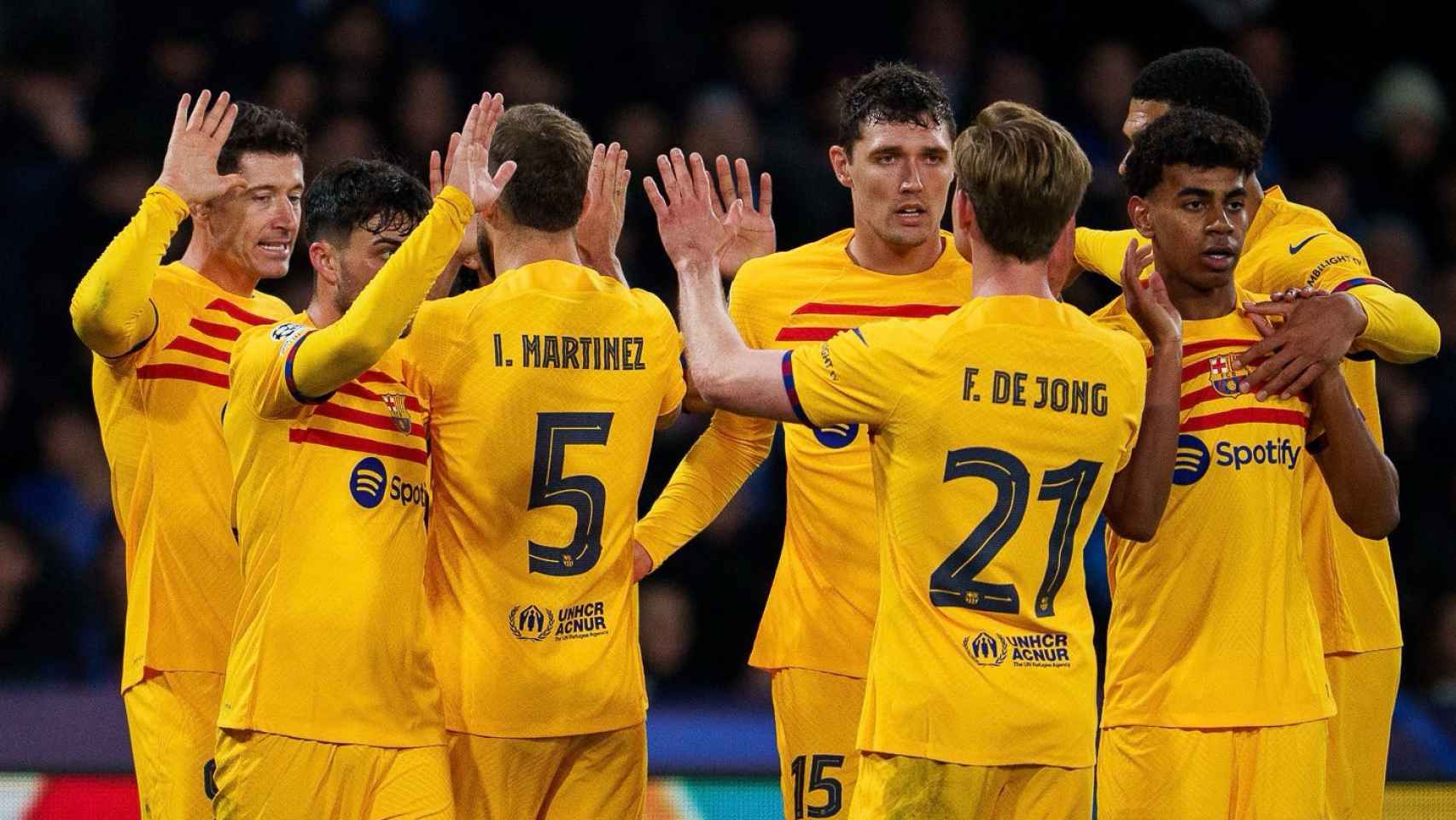 Los jugadores del Barça celebran el gol de Lewandowski en Nápoles
