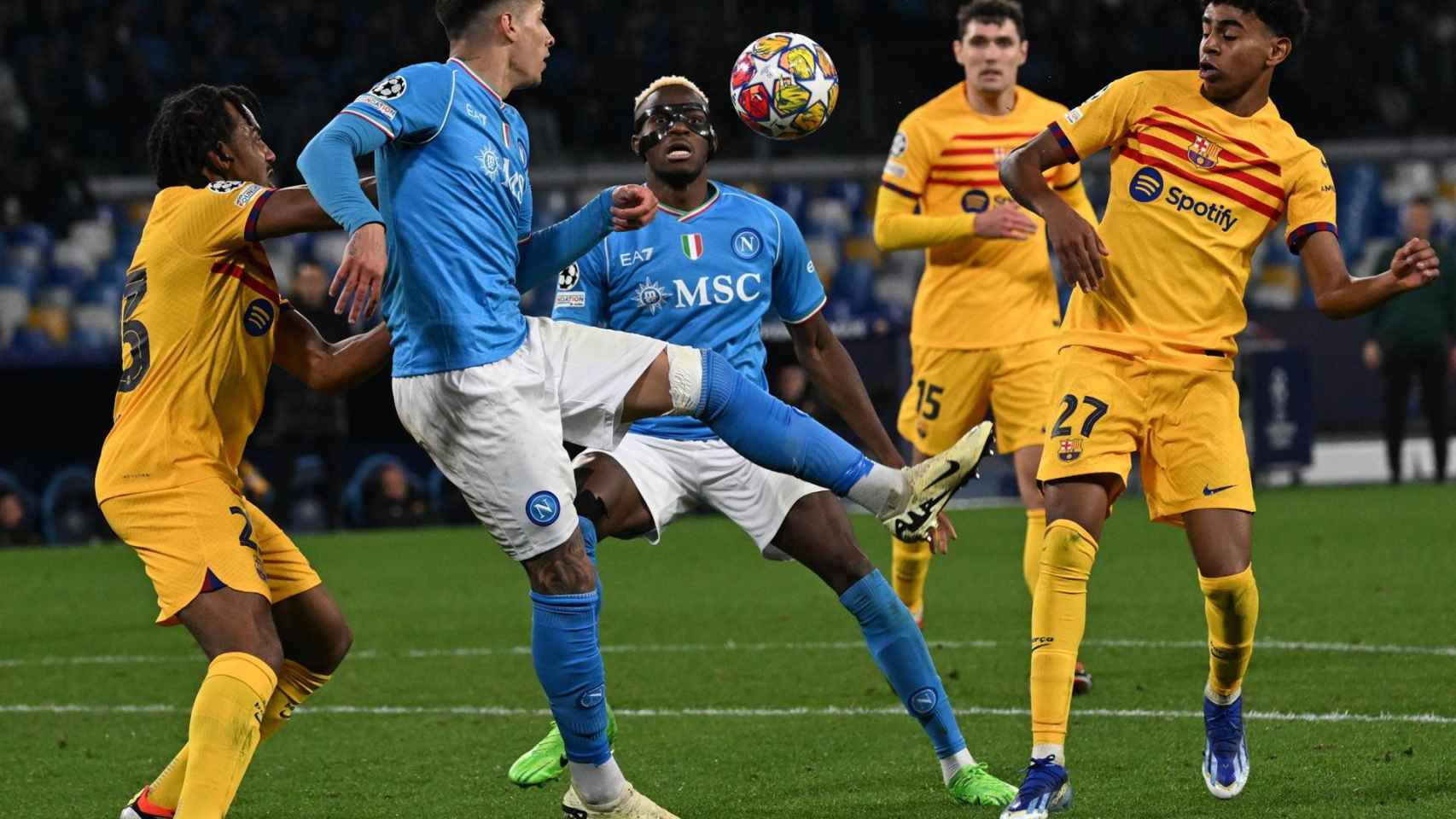 Jules Koundé y Lamine Yamal defienden una acción del Nápoles en Champions League