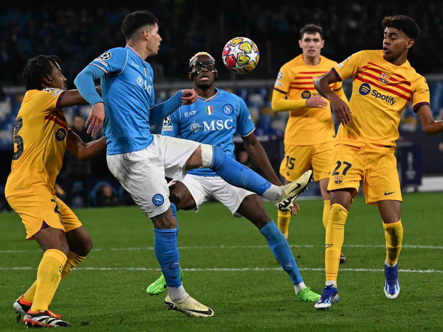 Jules Koundé y Lamine Yamal defienden una acción del Nápoles en Champions League