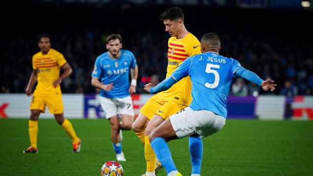 Robert Lewandowski controla un balón en el Nápoles-Barça