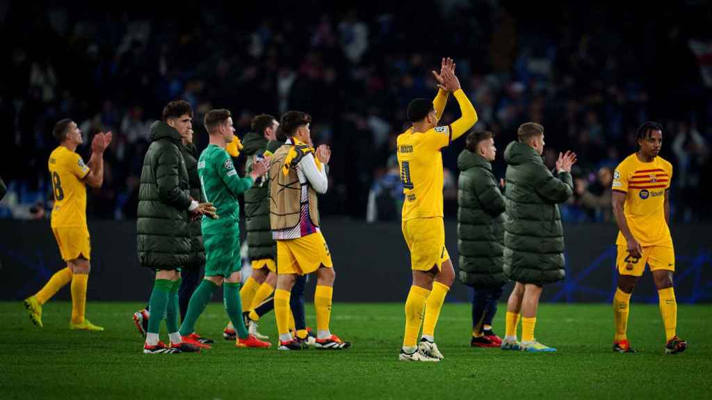 El Barça aplaude a los aficionados que asistieron al estadio del Nápoles