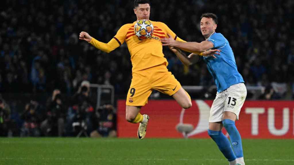 Lewandowski controla el balón en Nápoles