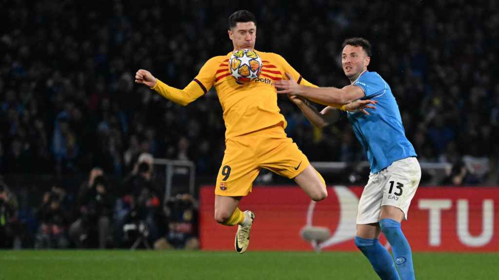Lewandowski controla el balón en Nápoles