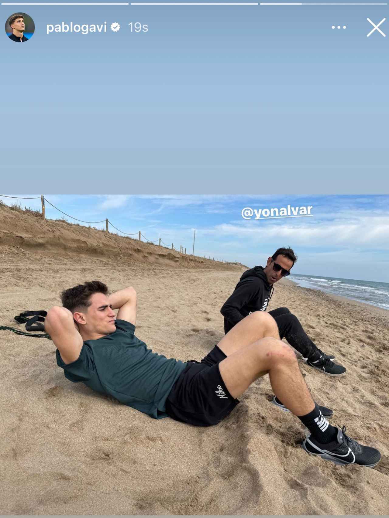 Gavi entrena en la playa con el fisioterapeuta del Barça