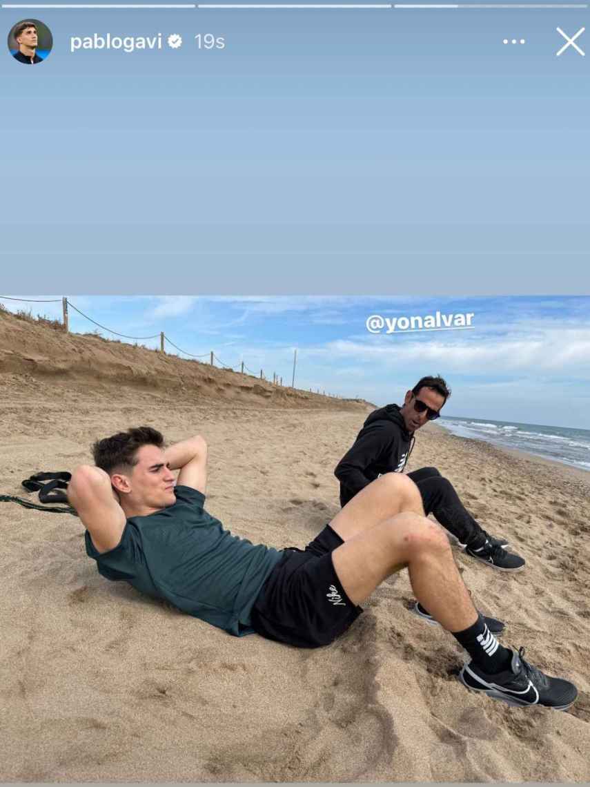 Gavi entrena en la playa con el fisioterapeuta del Barça