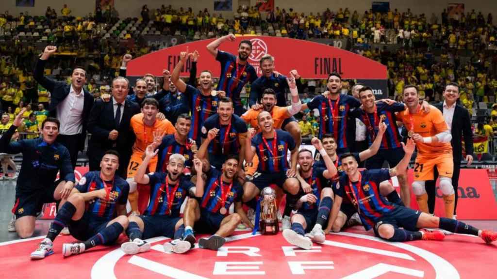 Los jugadores del Barça de fútbol sala celebran el título de Liga 2022-23