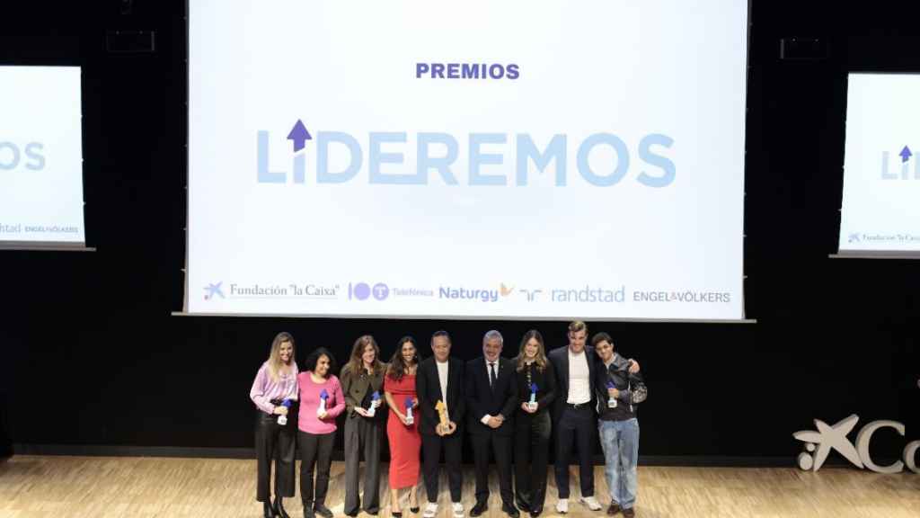 De izquierda a derecha: Sonia Torras, Nadia Ghulam, Alba Rocafort, Loreto Crespo, Dídac Lee, Jaume Collboni, Andrea Barber, Tomàs Güell y Bruno Casanovas