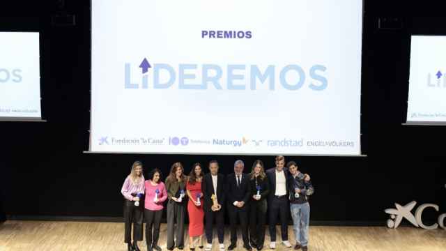 De izquierda a derecha: Sonia Torras, Nadia Ghulam, Alba Rocafort, Loreto Crespo, Dídac Lee, Jaume Collboni, Andrea Barber, Tomàs Güell y Bruno Casanovas