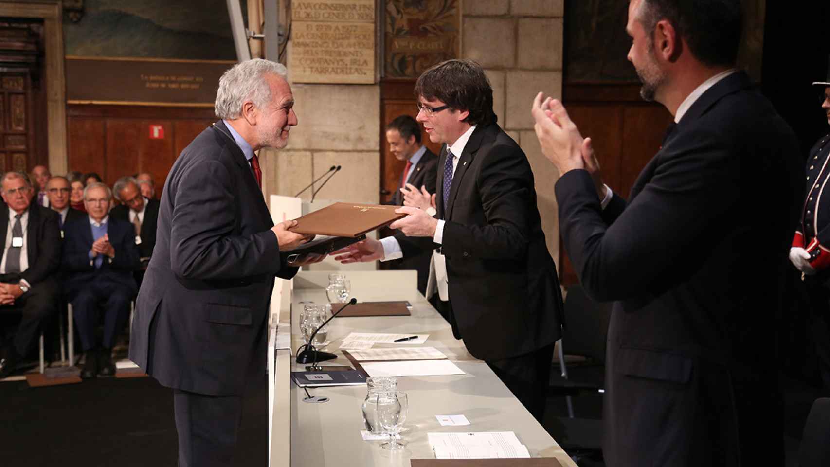 Carles Puigdemont entrega la Cruz de Sant Jordi a Enric Rabagliati