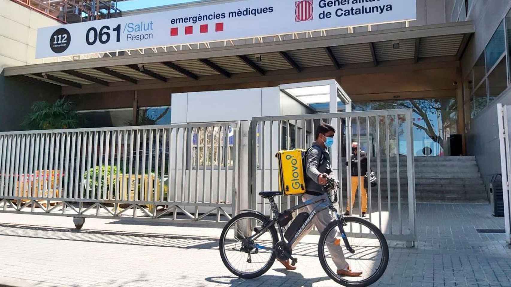 Un 'rider', ante la sede del SEM en L'Hospitalet de Llobregat (Barcelona)