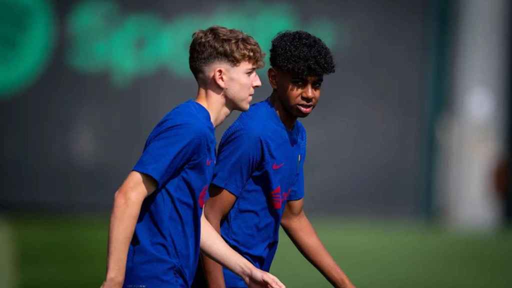 Pau Prim y Lamine Yamal, durante un entrenamiento del Barça en 2022-23