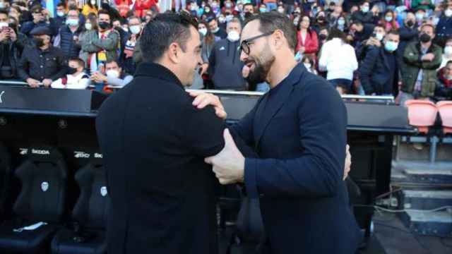 Xavi Hernández y José Bordalás se saludan en un Valencia-Barça