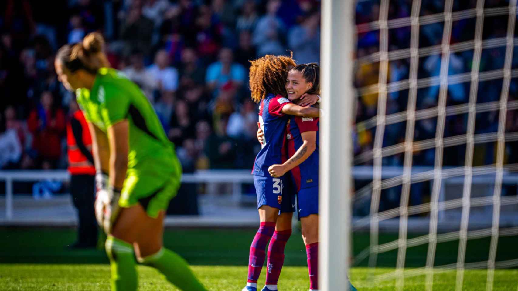 Vicky López y Clàudia Pina celebran un gol en el clásico de Montjuïc