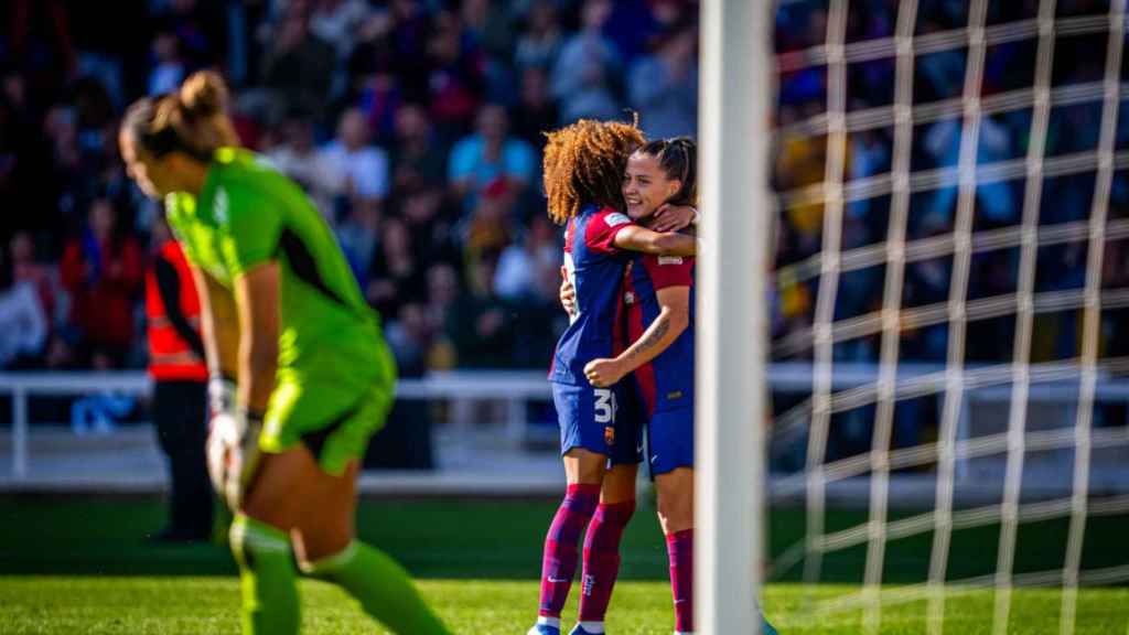 Vicky López y Clàudia Pina celebran un gol en el clásico de Montjuïc