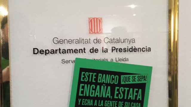 Una pegatina de la PAH en la sede de la Generalitat de Cataluña en Lleida