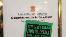 Una pegatina de la PAH en la sede de la Generalitat de Cataluña en Lleida