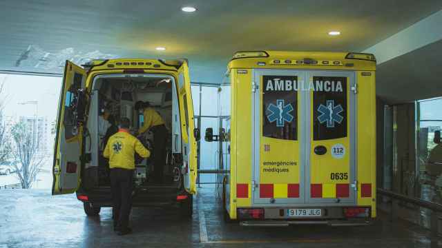 Un sanitario ante dos ambulancias del SEM