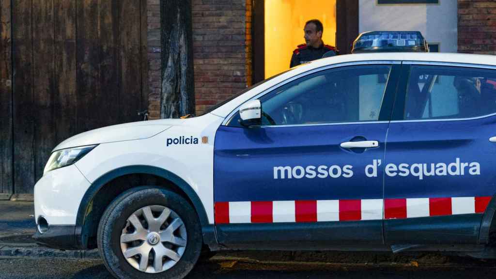 Un agente de Mossos d'Esquadra en el bloque de Olot donde se ha producido el feminicidio de Laila