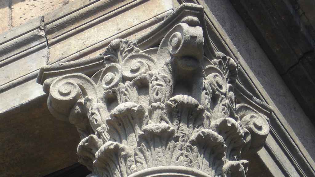 Detalle del templo romano de Vic