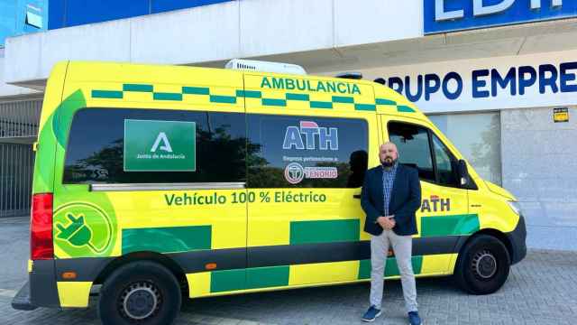 Javier Sánchez, CEO de Tenorio Grupo Empresarial, con una ambulancia de la empresa