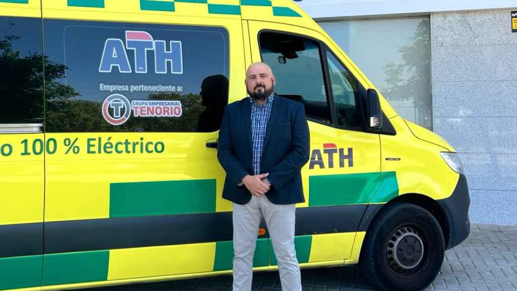 Javier Sánchez, CEO de Tenorio Grupo Empresarial, con una ambulancia de la empresa