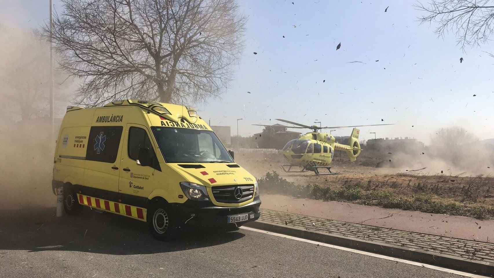 Dos recursos del SEM: una ambulancia y un helicóptero medicalizado