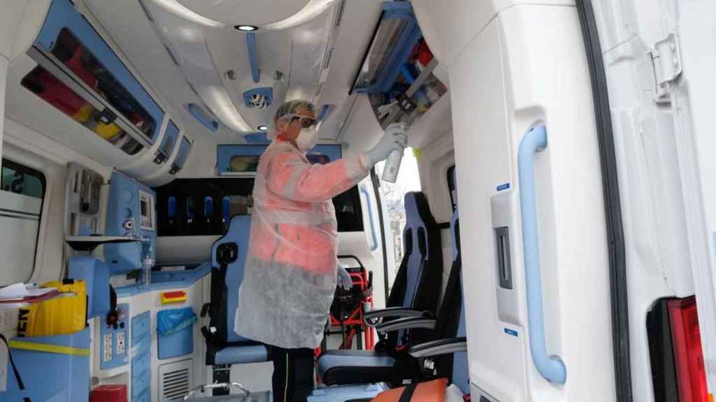 Trabajos de limpieza en una ambulancia
