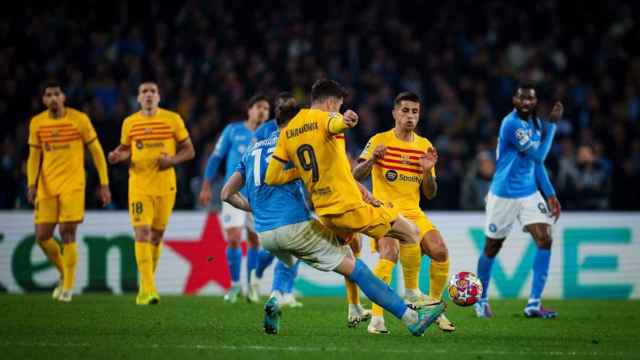 Lewandowski disputa un balón en el Nápoles-Barça de Champions