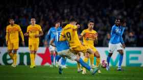 Lewandowski disputa un balón en el Nápoles-Barça de Champions