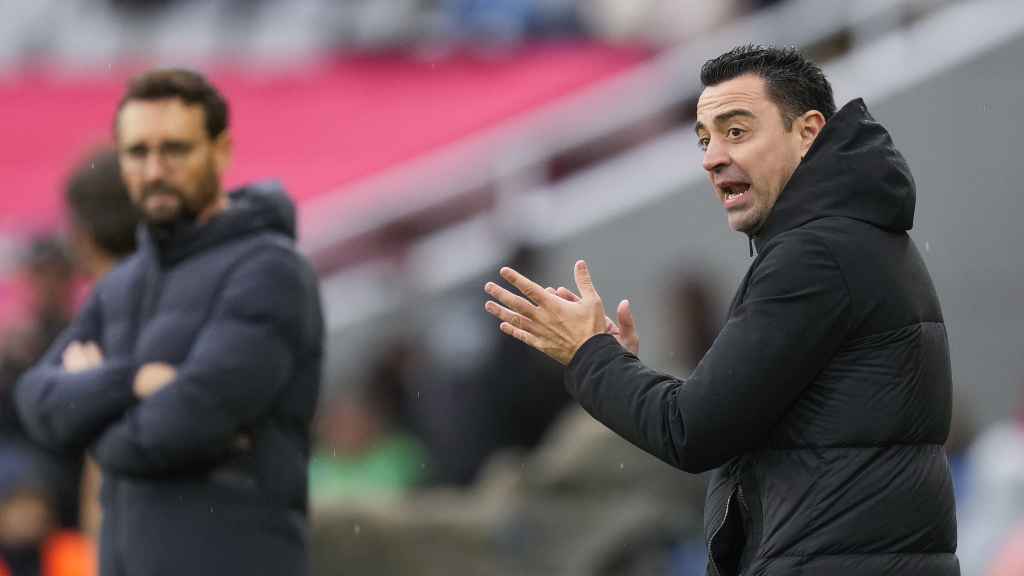 Xavi alienta a sus jugadores durante el partido contra el Getafe