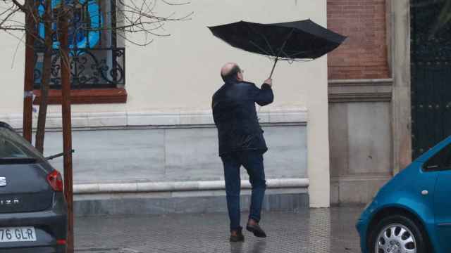 Una persona se protege de la lluvia con un paraguas