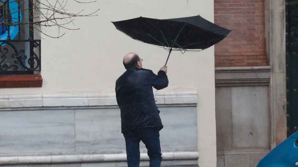 Una persona se protege de la lluvia con un paraguas