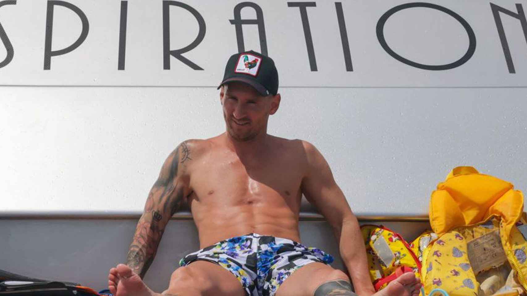 Messi, tomando el sol, en el barco 'Inspiration'